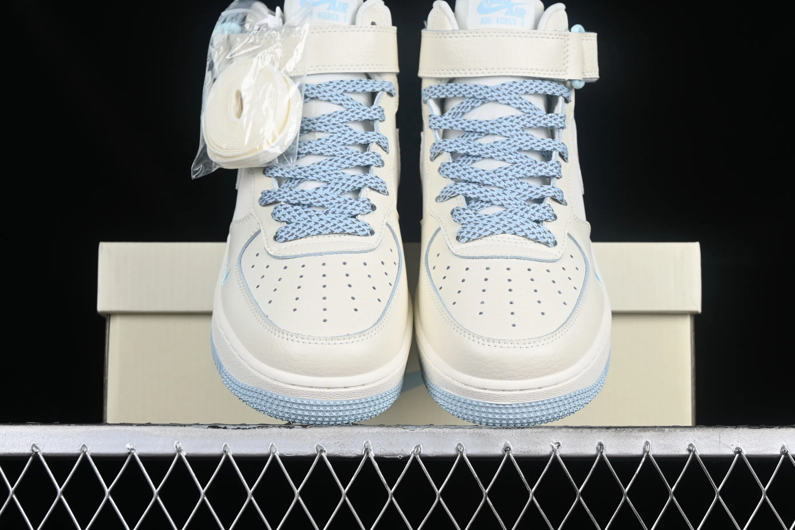 All categories Nk Air Force 1 Air Force series Nk Air Force 1 Mid Air Force mid-top Nk Air Force 1'07 Mid sky blue pearlescent small hook Air Force One mid-top casual sneakers SG2356-802